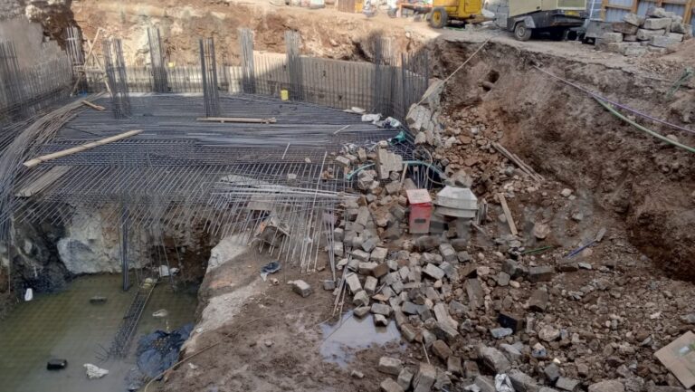 Emergency teams at the Kirinyaga Road building collapse site in Nairobi